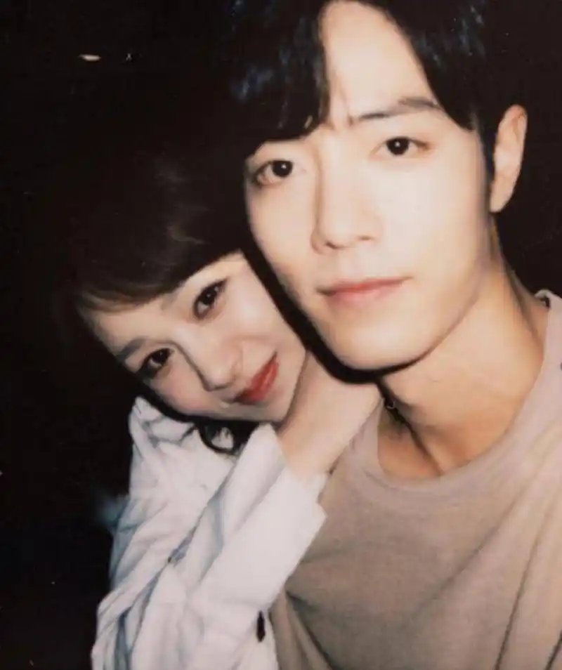 肖战与杨紫的亲密互动视频在网络上迅速走红,视频中,两人情真意切的