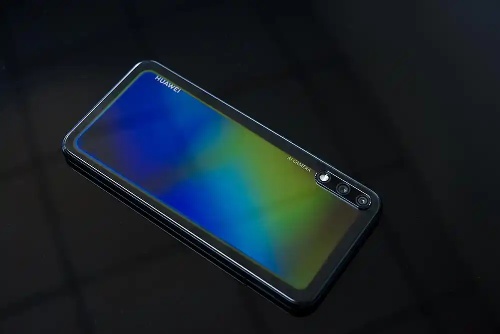 华为畅享10图赏全息幻彩带来五彩斑斓的黑