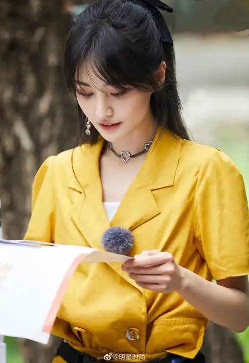 郑爽最新造型,黑色大蝴蝶结搭配连体工装又甜又飒