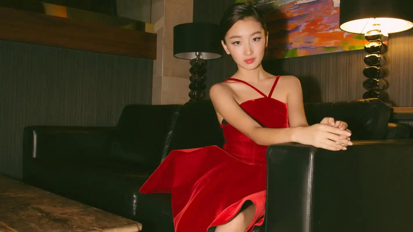 周冬雨果真不适合露腿,网友:看到这双腿都忘了她的女神气场!