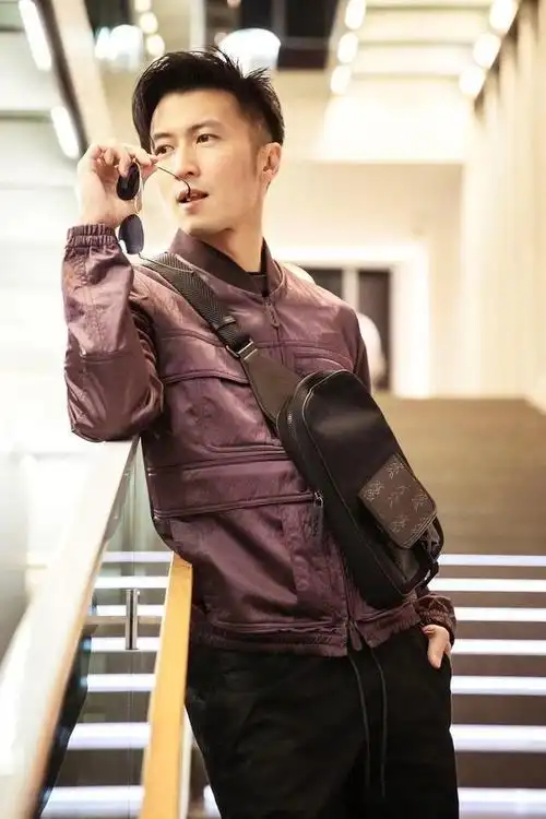 谢霆锋港风味道足,经典发型配墨镜大牌感超强,比年轻时魅力还大