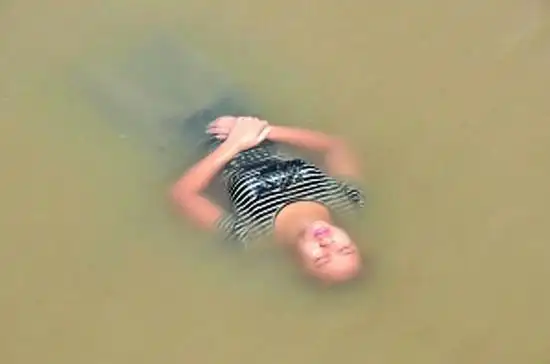 女子犯困坠河水面酣睡40分钟 被拉上岸很淡定