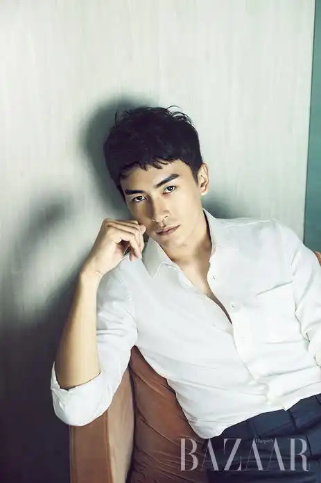 郑元畅的身材和长相都堪称完美,简直是天生的衣架子.