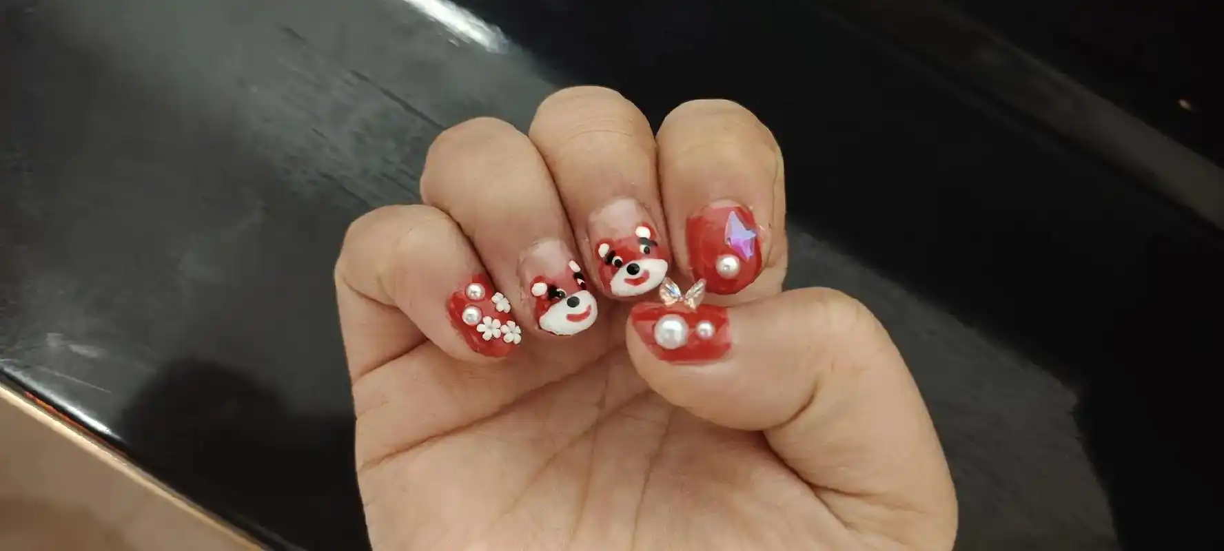 我的小姑娘都会做美甲了,非得给我贴满钻,还得画几个草莓熊,还 - 抖音