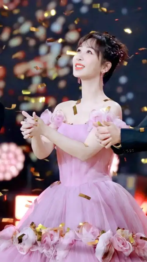 杨紫笑起来真好看,才发觉杨紫不但可爱更漂亮