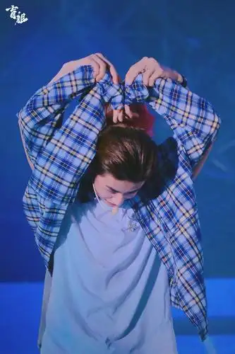 和老婆一起比心在角落里一起分享音乐心甘情愿被老婆拽着走根据评论补