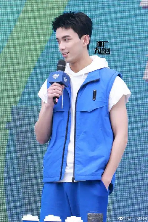 吴磊白卫衣蓝马甲造型#吴磊活动生图来了,蓝白配好青春男大