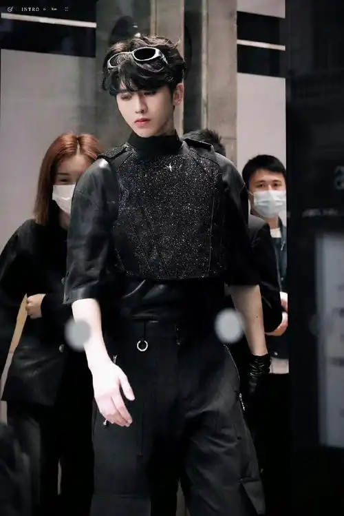 蔡徐坤黑色特工造型#all black特工坤所到之处就能迷倒一大片