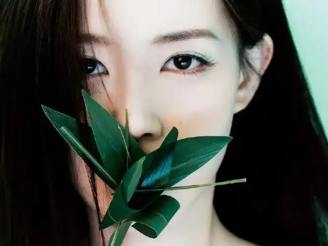 表现力真的很有画面感,绿色眼影也可以驾驭的非常完美,清冷高级又不失