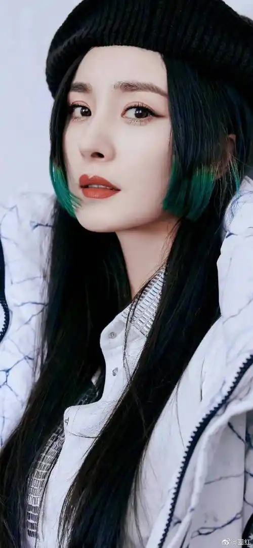 杨幂绿色挑染公主切造型##杨幂