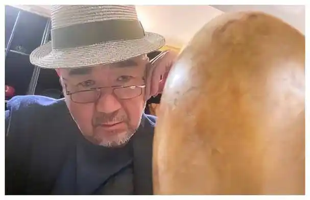 张国立爬山中后脑勺头发稀少露出头皮引发广泛讨论