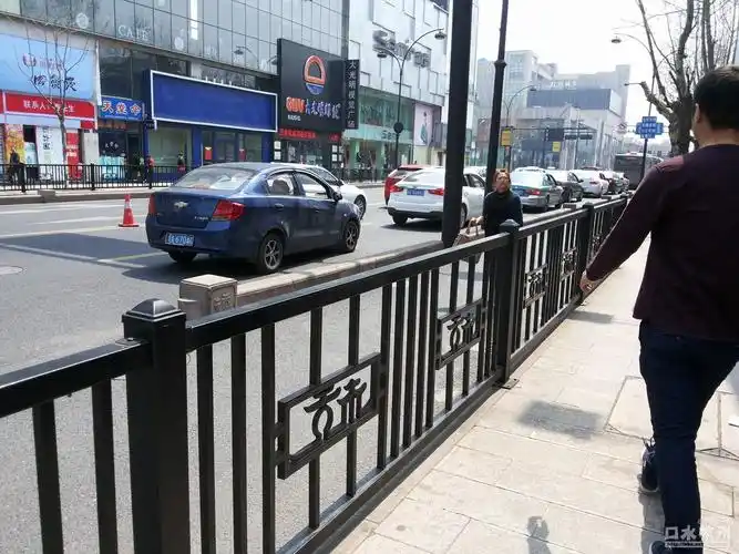 【traffic】延安路的人行道护栏