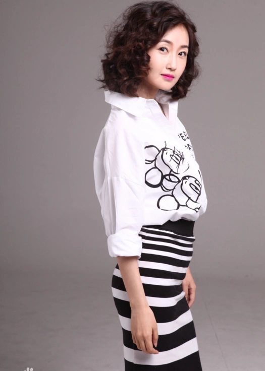 长相恬静又心地善良的尹馨梓,尤其含羞带娇的模样十分惹人怜爱