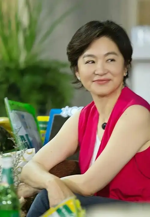 林青霞去商场买花被偶遇保镖随行阵仗大这个细节暴露真实素质