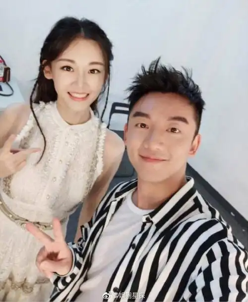 郑恺##苗苗#近日网友在新加坡机场偶遇郑恺与一名女子同行,根据网友