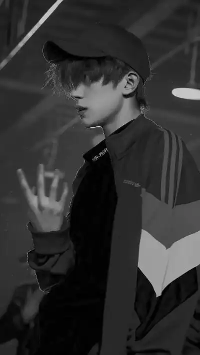 易烊千玺黑白照!