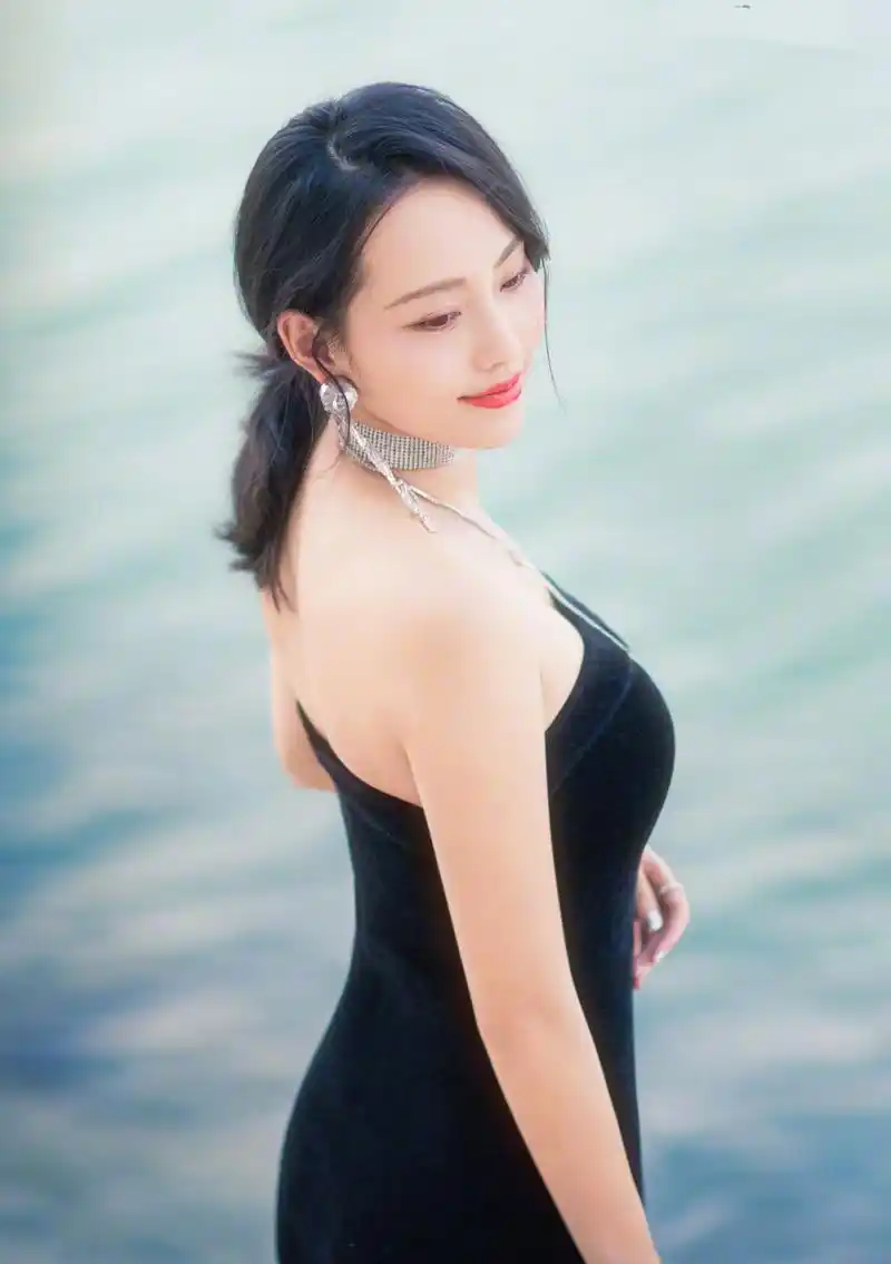 张嘉倪的身材无疑是女星里最性感丰满的,她不仅拥有近乎完美的身材