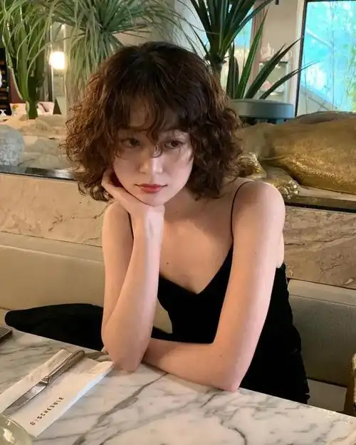 40岁左右的女性,选择齐脖层次卷发,成熟有魅力|发型|脸型|挑染|层次感