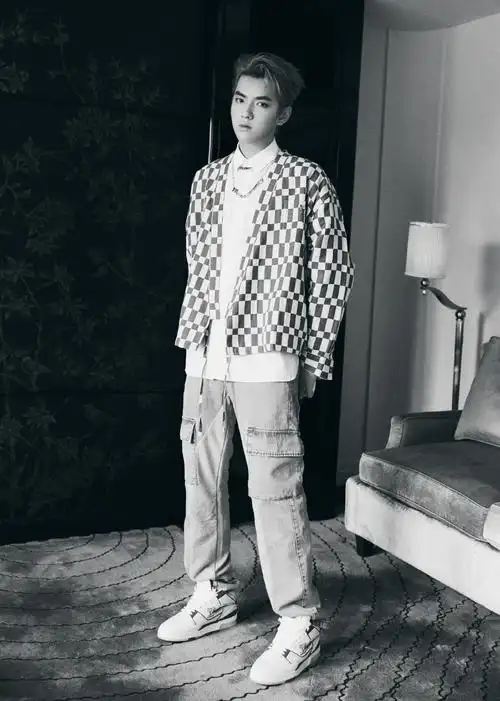 吴亦凡帅气街头风时尚写真79