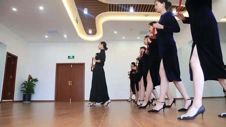 写美篇课程大纲 主题一:综合形体训练 主题二:高跟鞋步态训练 主题三