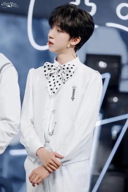 接招吧前辈叮咚～今天谷雨节气,掉落一份比心小霖@时代少年团-贺峻霖