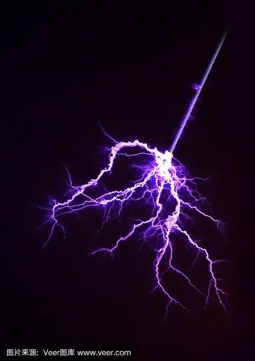 黑色的天空中雷电交加