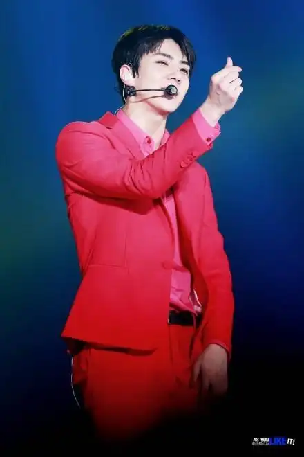 吴世勋穿西装撩妹合集,哪一张戳到了你的苏点