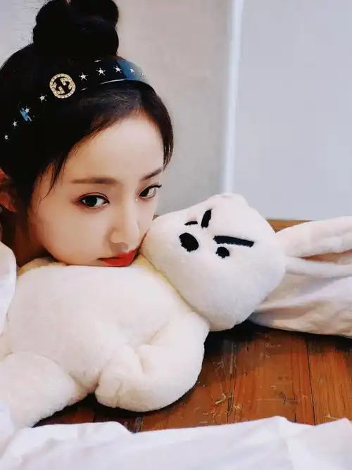 吴佳怡丸子头可爱写真