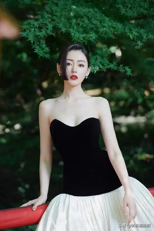 30岁的张天爱黑白撞色抹胸礼服裙,女人味十足
