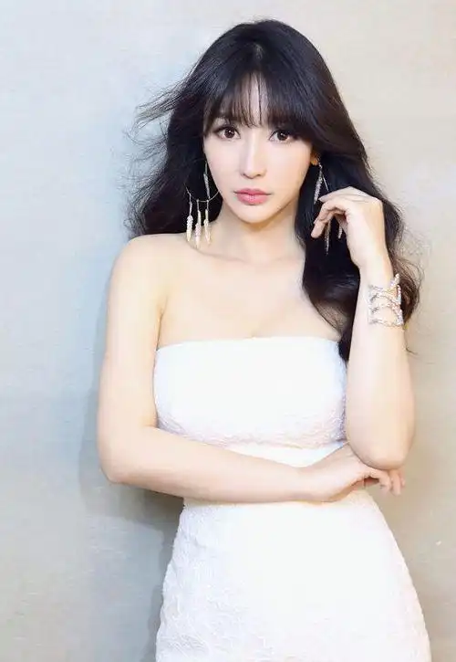 43岁柳岩瘦到脱相,事业线都消失了,让人看到了娱乐圈残酷的一面