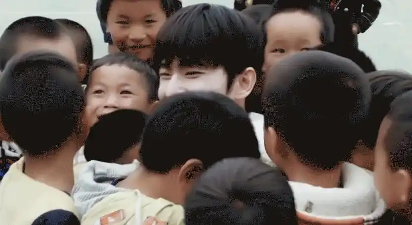 原创赵露思杨洋又同框和小演员合照超有爱我却被杨洋的绅士手圈粉