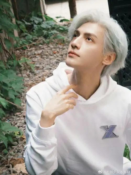 罗云熙银发白卫衣##罗云熙又染了白发#  罗云熙白发造型,妥妥撕漫 !!