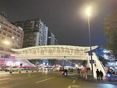 三座人行天桥换新妆哪个最靓