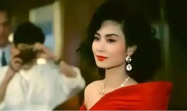 她四次拒嫁豪门,靠炒楼,卖珠宝逆袭身价5亿|赌王|港姐|邝美云|刘坤铭