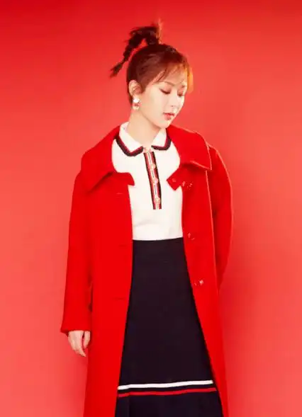 过于宽松版并没有很好的显示出杨紫的身材,而且外边还套上大红色的