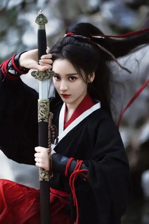 王一菲古风侠女战损写真