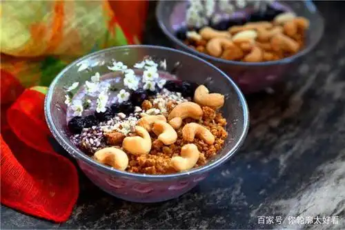 一道甜点蓝莓思慕雪碗,色泽诱人,冰凉爽口!