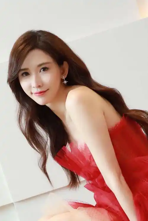 林志玲大变样,小腹隆起疑有孕,跑着去拉老公,细节暴露家庭地位_转型