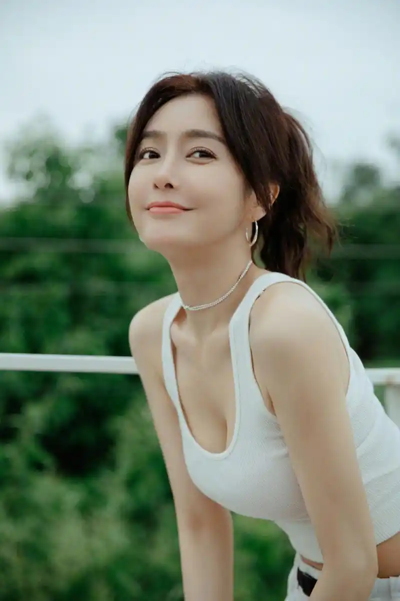 秦岚身材太完美!不脱不露依旧性感