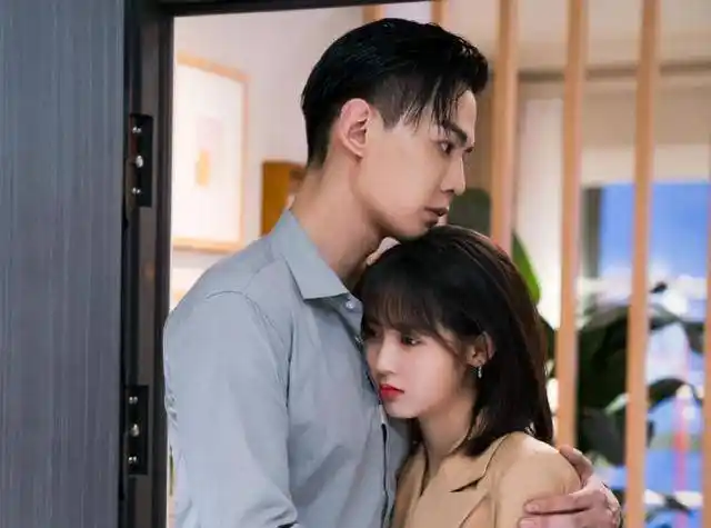 《我的小确幸》又曝花絮,邢菲唐晓天上演"玻璃吻"_丛容_温少卿_互动