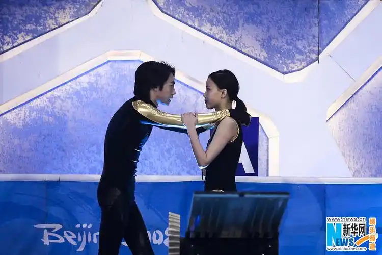 《星跳水立方》双人跳 俞灏明黄龄亲密无间秀甜蜜