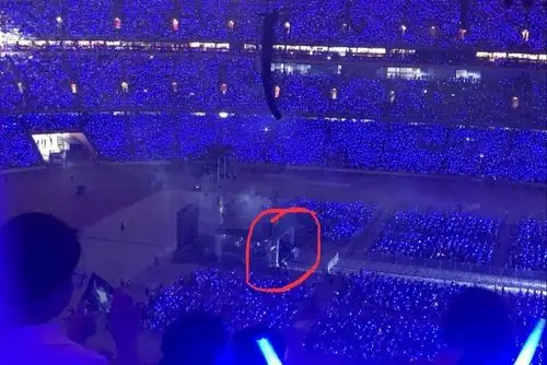 王俊凯举蓝色荧光棒看五月天演唱会,位置特殊,无奈穿着遭人吐槽