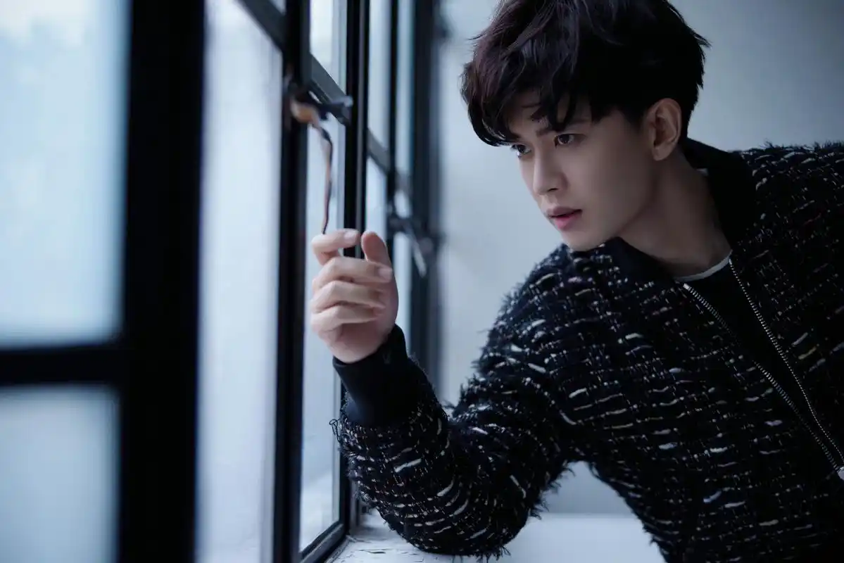 任嘉伦天台照上热搜,他真的很适合高冷