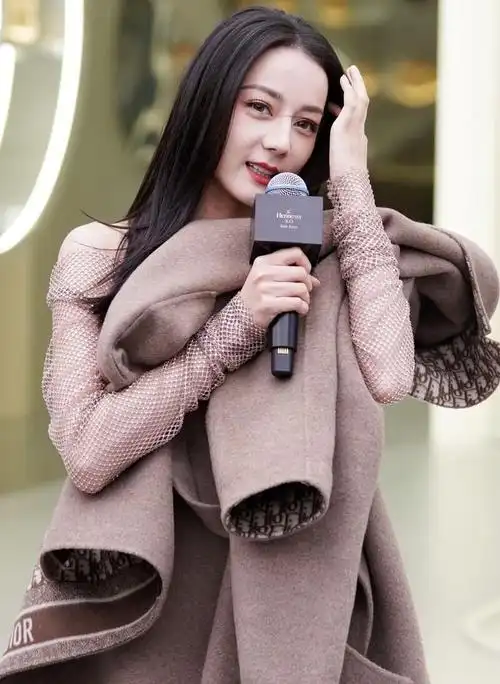 迪丽热巴身穿dior毛呢大衣,裸色镂空紧身裙,美艳动人!__财经头条