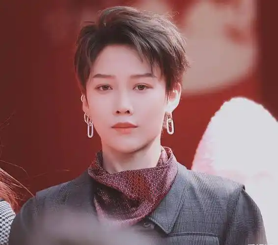 虞书欣时尚露香肩,我却被谢可寅的真实身材吸引_刘雨昕_造型_陆柯燃