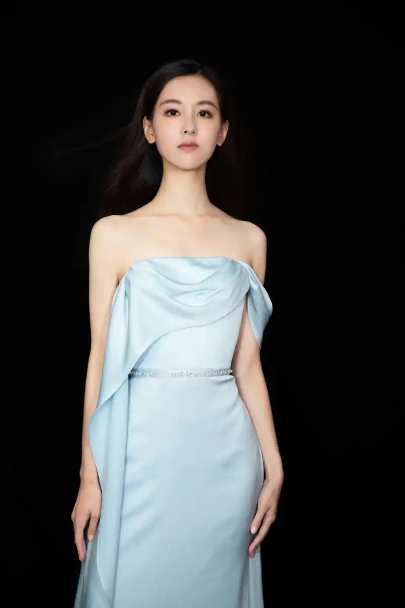 陈都灵唯美抹胸裙写真!#性感美女# #明星# #长假读书清单