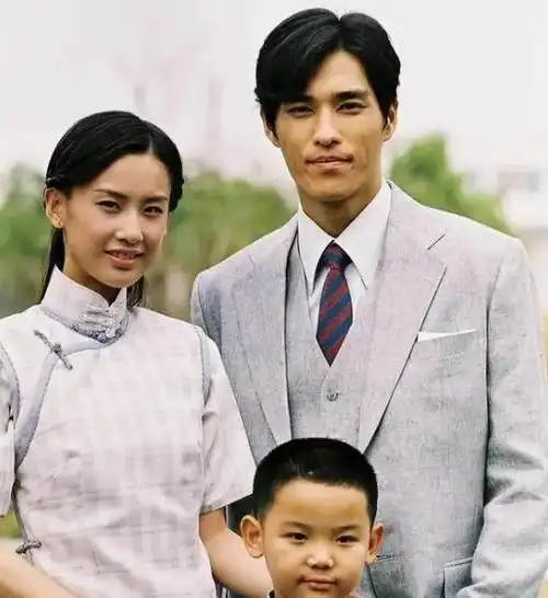 直到2005年,郭碧婷才开始涉足演艺圈,与黄圣依,蓝正龙等演员携手合作