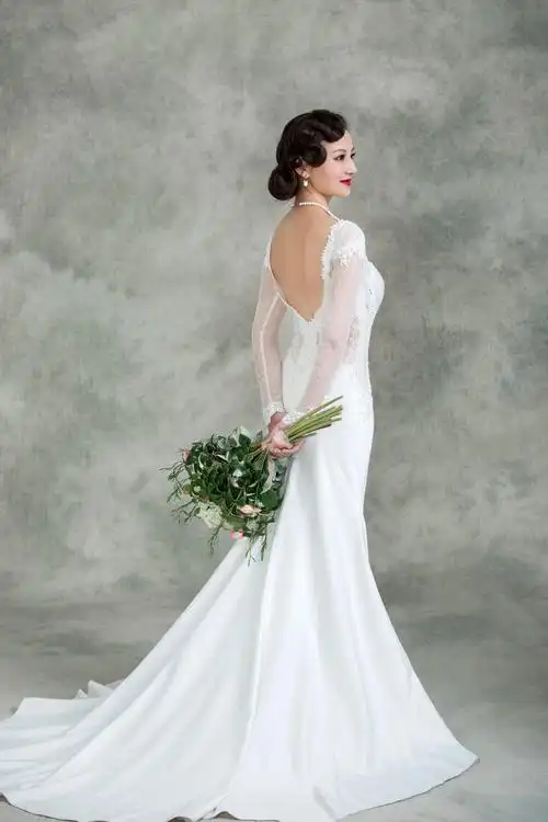 新娘礼服以奢华隆重为基调,突出层次感和大拖尾,剪裁和做工考究,风格