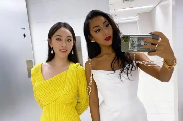 吉克隽逸到底有多黑?与好友合照最直白,虽然黑但是很野性!