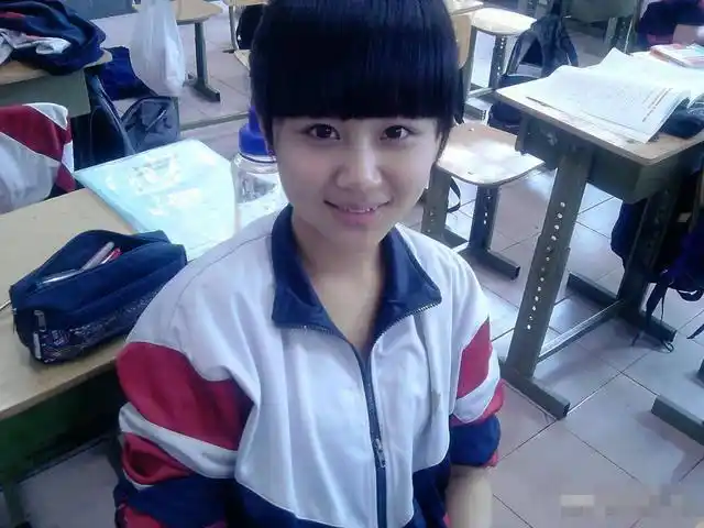 杨紫高中校服照曝光,跟微博之夜的她相比,真是女大十八变啊